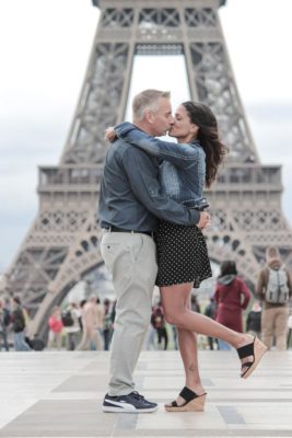 Photographer in Paris / Couple / Eiffel Tower