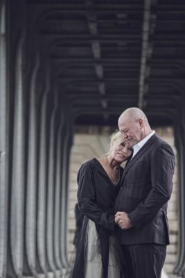 Photographer in Paris / Couple / Bir-Hakeim bridge