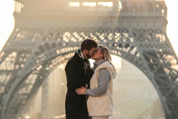 Photographer in Paris / Couple / Eiffel Tower