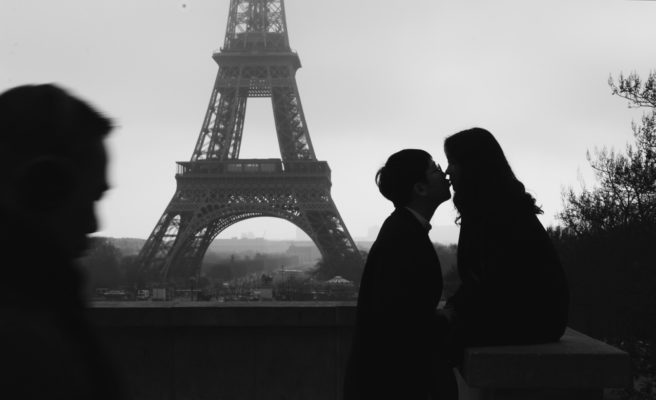 Photographer in Paris / couple / Eiffel tower